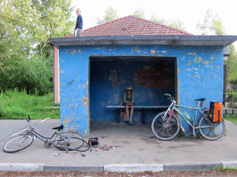 На крыше появился местный пацан