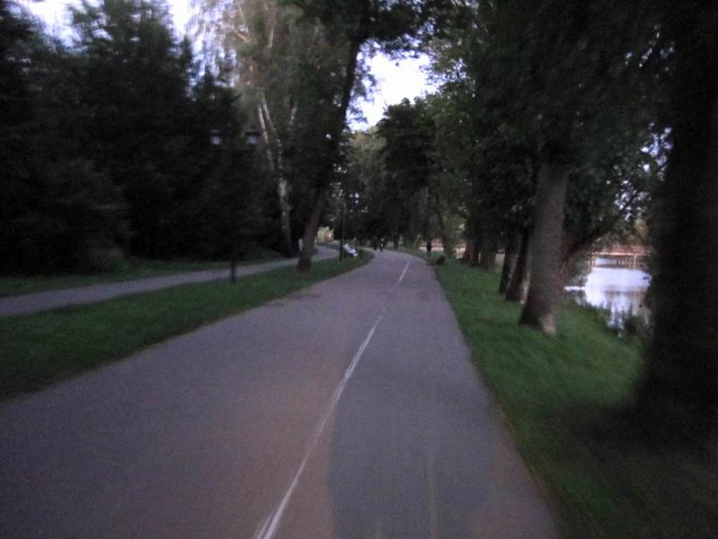 Едем по велодорожке вдоль Городского озера