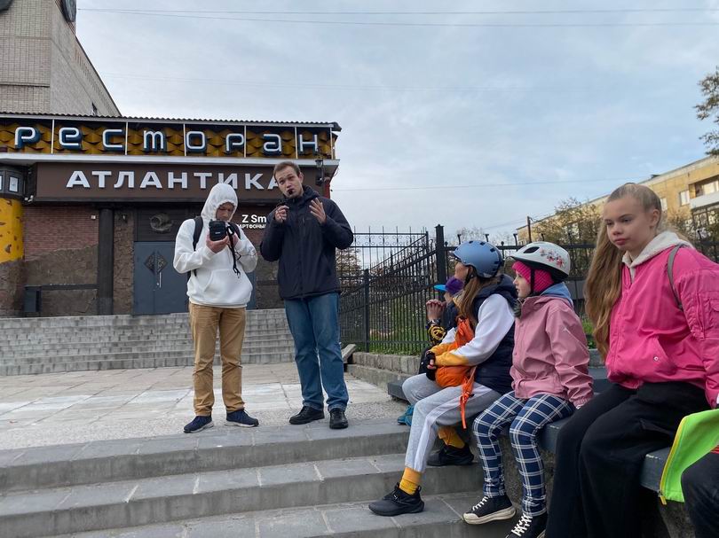 На экскурсии было много детей