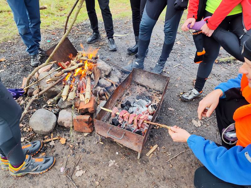 Жарим мясо на найденном мангале