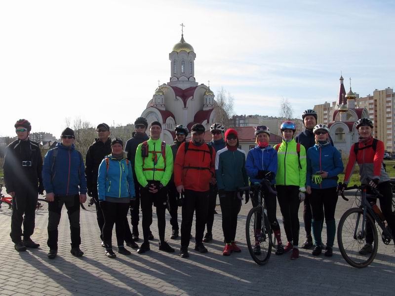Первое стартовое фото у храма Св. Лидии.