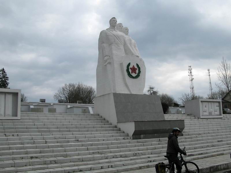 Братская могила в Славинске.