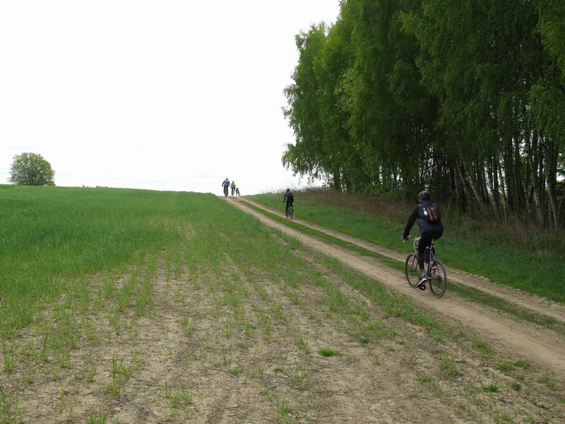 Подъёмчик в горочку по краю поля.