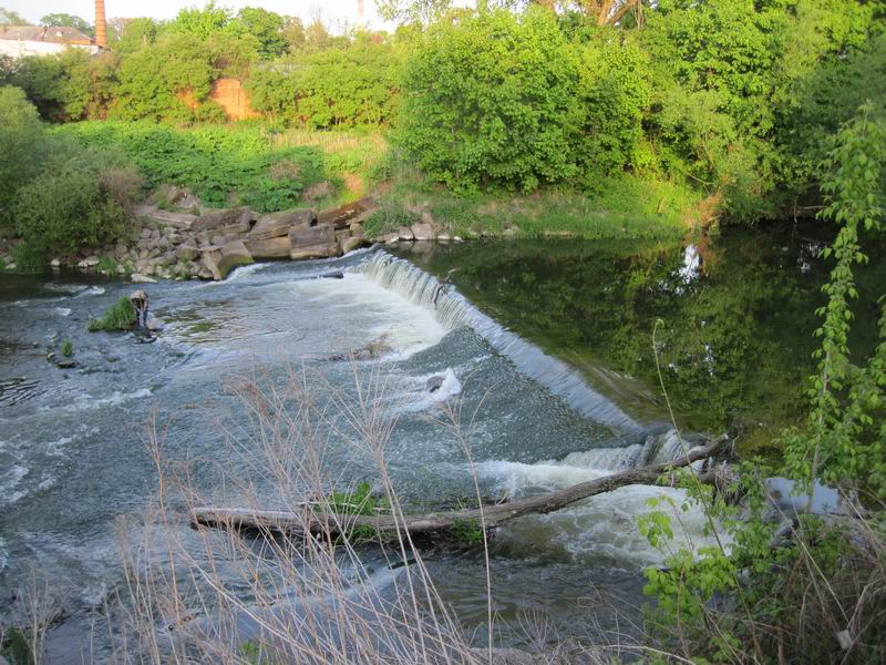Водопад на Анграпе. Найдите здесь рыбака