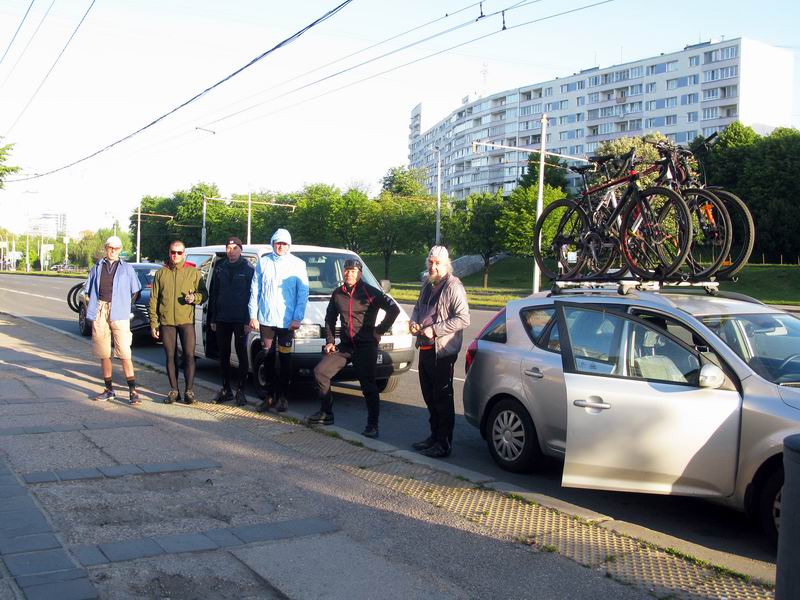 Ранний выезд на автомобилях от художественной галлереи на Московском пр-те.