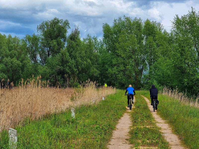 Едем дальше по берегу Немонинки, мужик за шлагбаумом ничего нам не сказал.