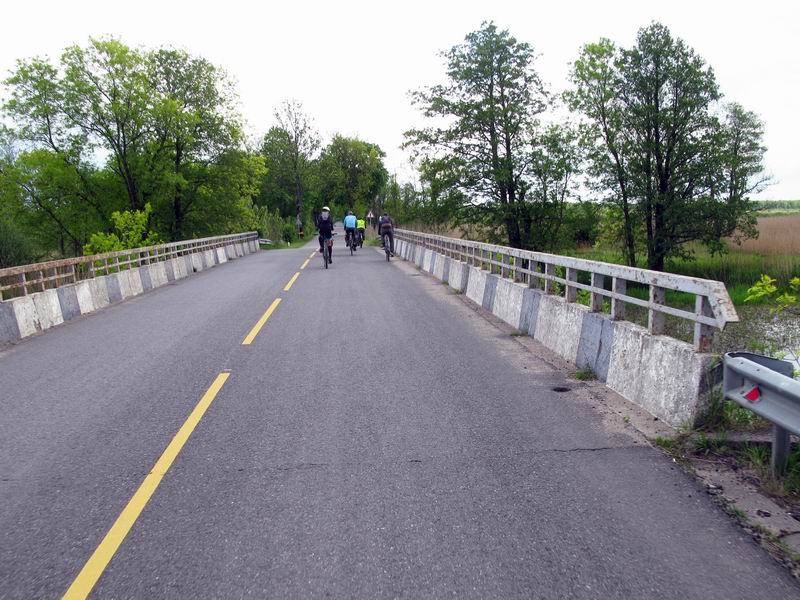 Опять немного асфальта, пересекаем Злую в третий раз.