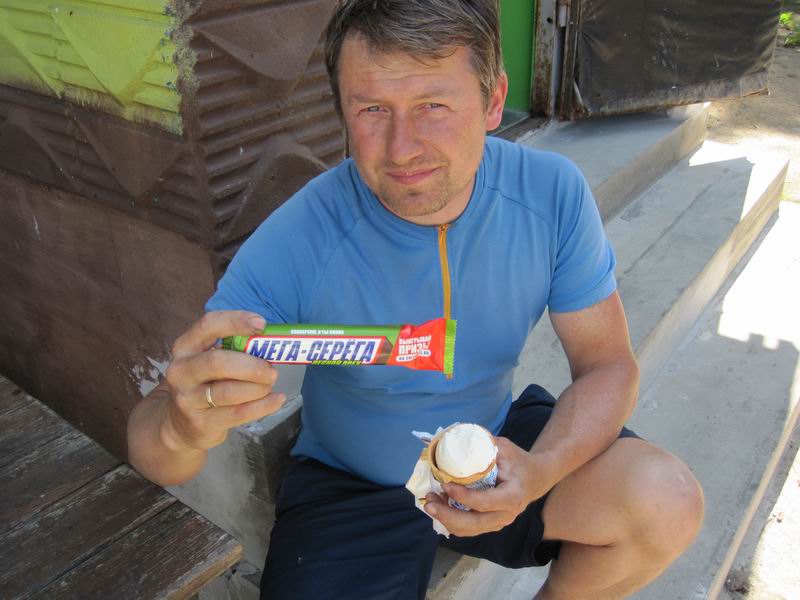 Сергей Мезенов и батончик мега-серёга