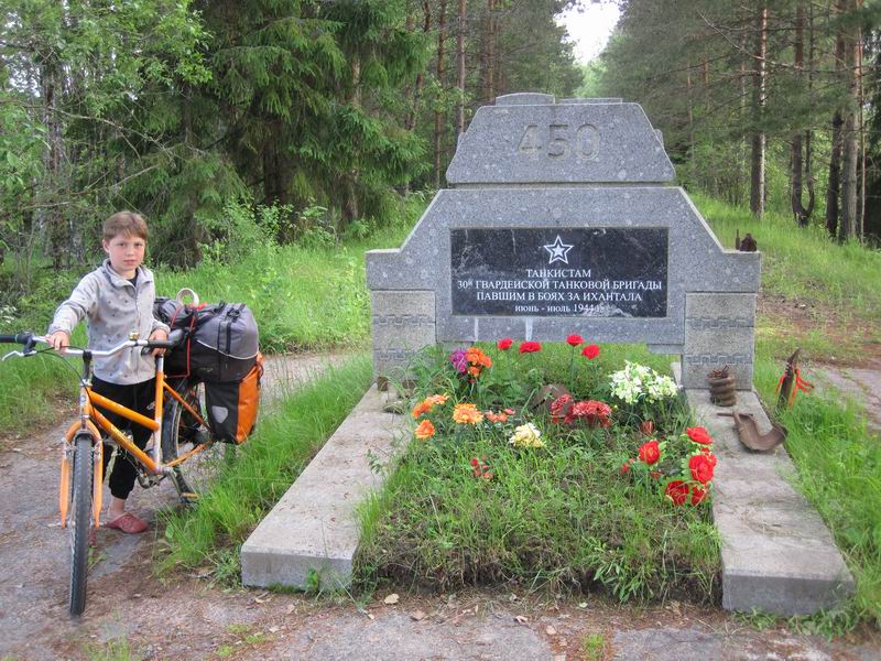Дамиан у памятника танкистам близ Петровки