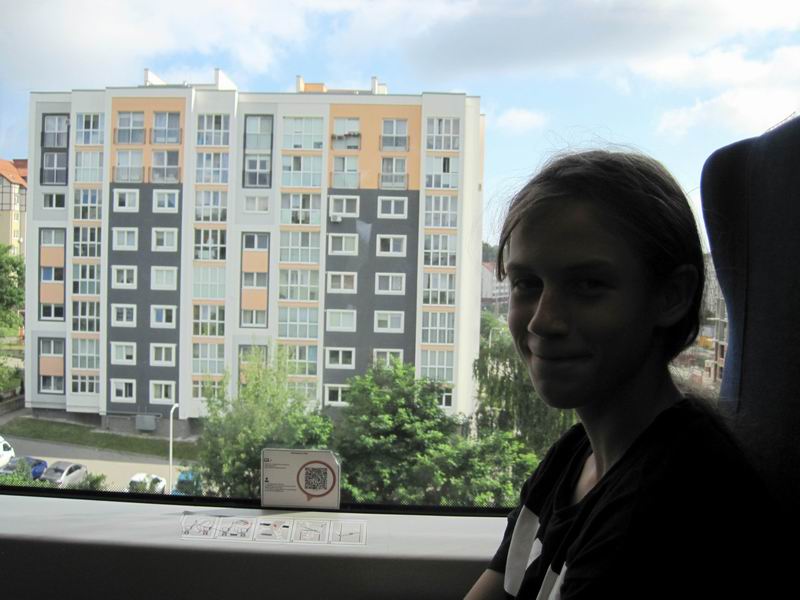 Дариана Мезенова едет в поезде