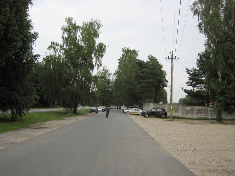 По всяким параллельным основному шоссе дорогам