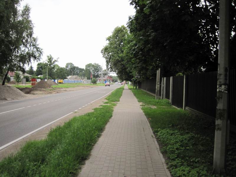 По тротуару