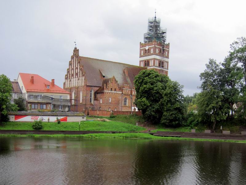 Кирха Фридланда в лесах