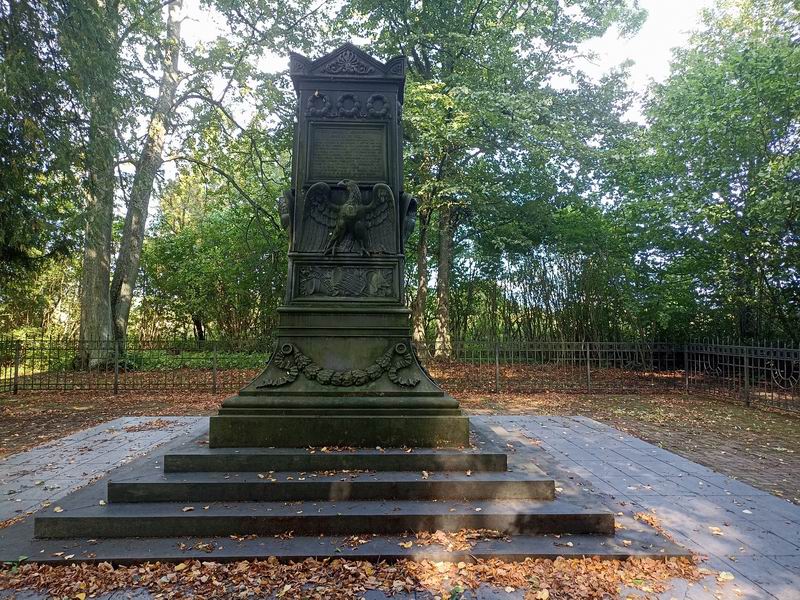 Памятник Барклаю