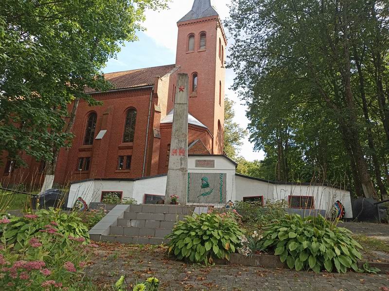 Церковь и мемориал ВМВ в Загорском