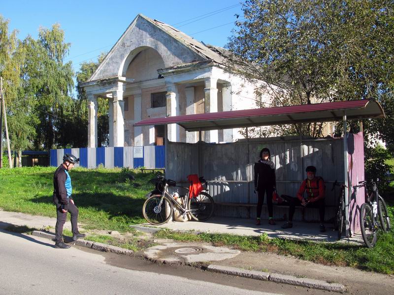 Остановка у клуба в Заречье.