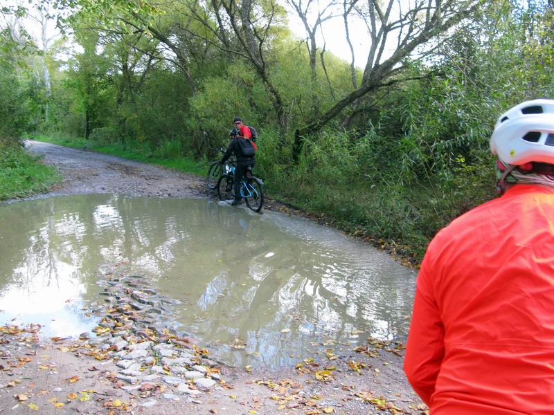 Под водой корявая брусчатка, по краю можно проехать.