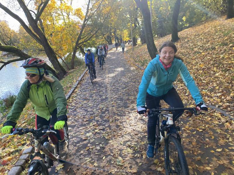 Едем по набережной Нижнего пруда