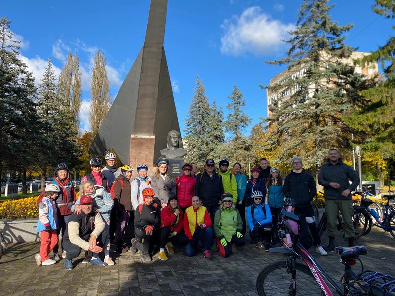 Общее фото у памятника