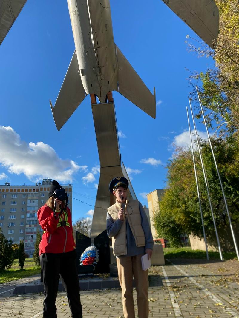 Остановка у памятника МиГ-19