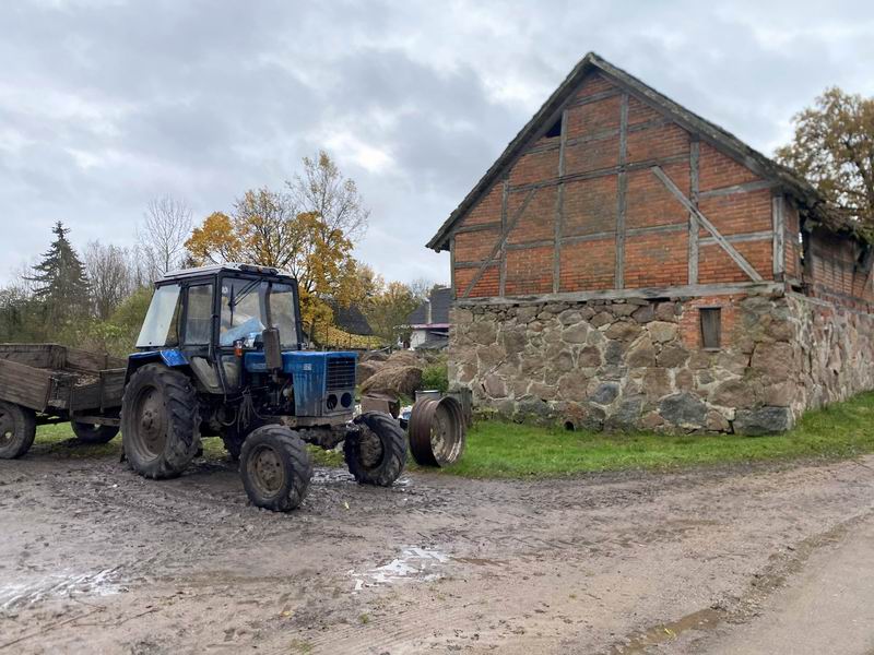 Трактор и фахверковый сарай в Жаворонково