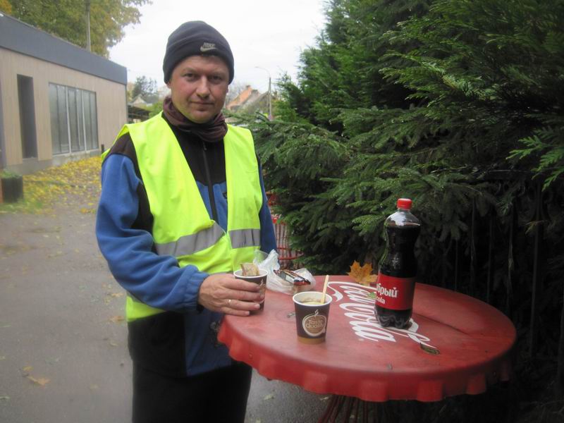 Сергей Мезенов пьёт чай