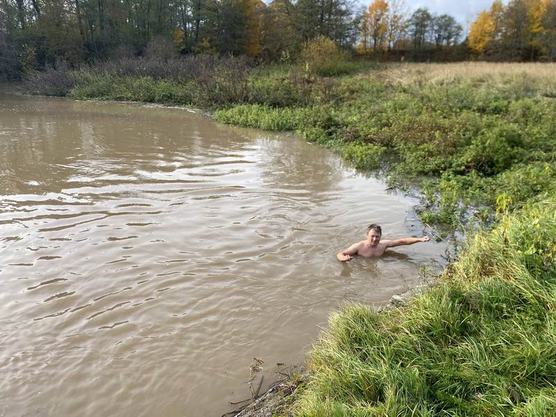 Сергей Мезенов купается в речке Путиловке