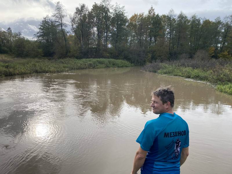 Сергей Мезенов на фоне реки Путиловки