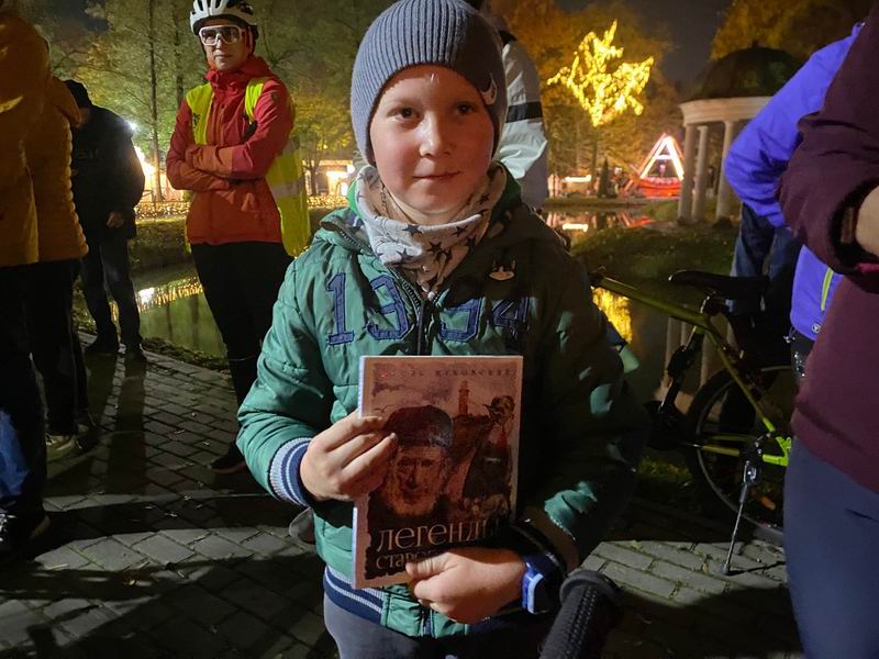 Самый юный участник получил книжку автора