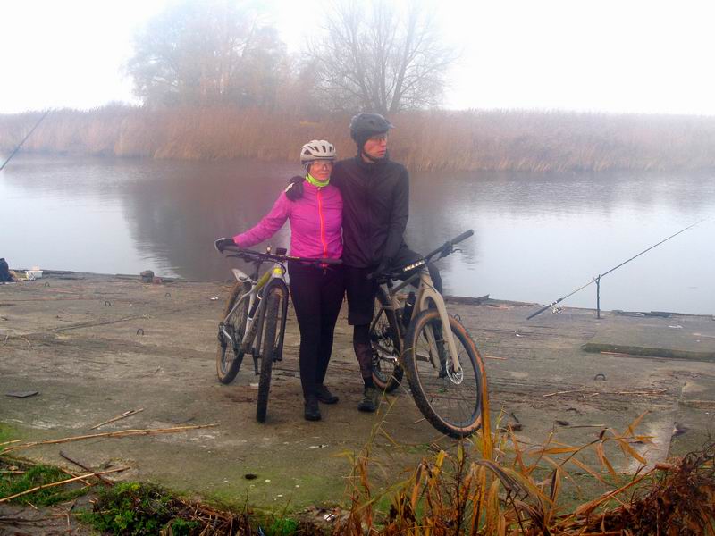 Анна Наумова и Никита Подтереба на пирсе у залива.