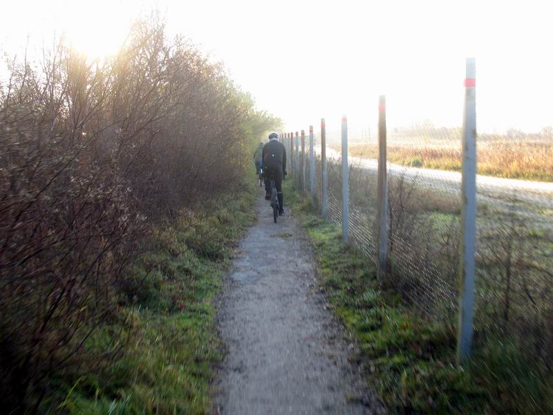 Тропинка вдоль забора СНТ Мечта на выезде с карьера.