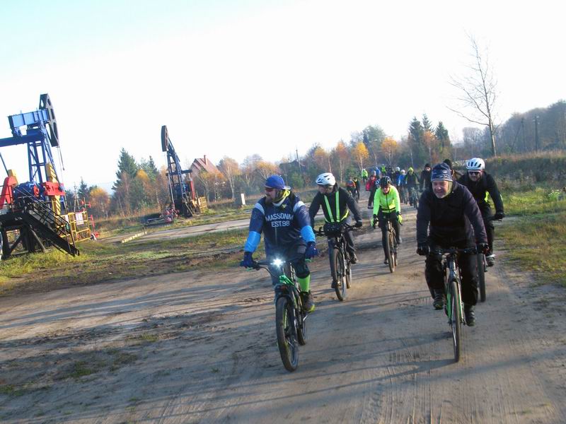 Свернули с дороги, едем параллельно грунтами.