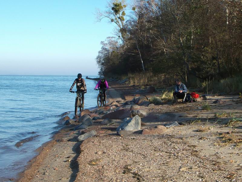 Отдыхаем, ждём проколовшихся по дороге на колючках участников.