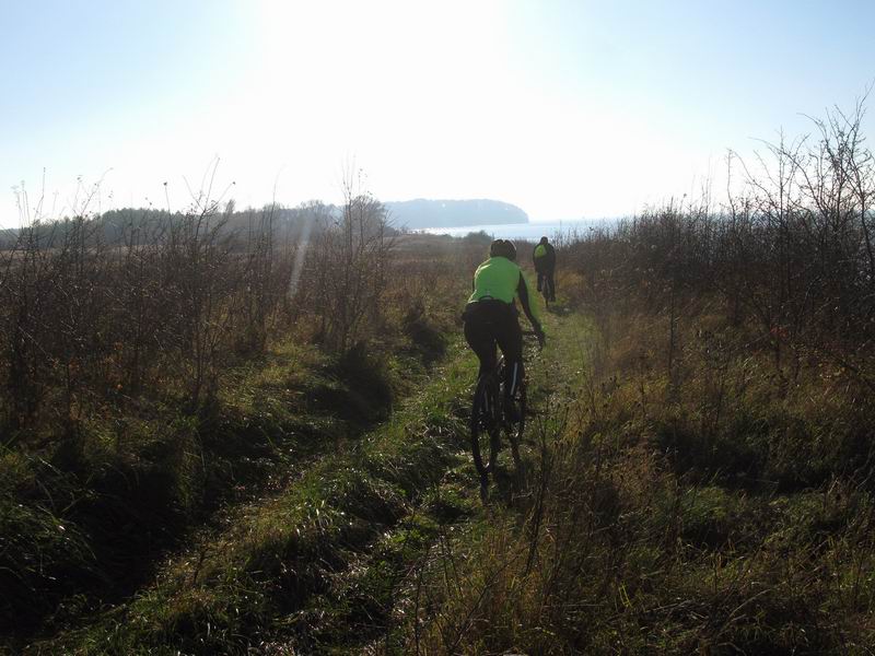 Участок по краю обрыва с красивыми видами.