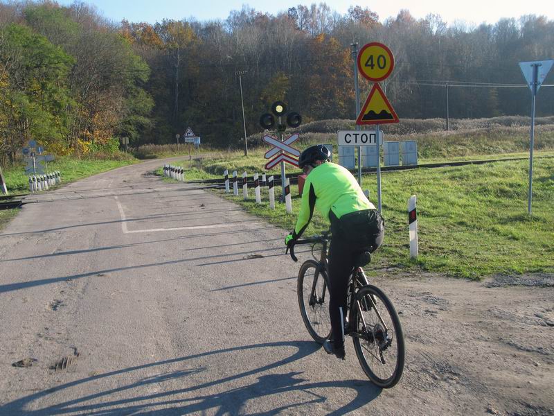 Илона Турчинская на преезде у станции Знаменка-Новая.