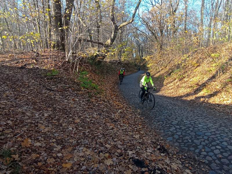 Крутой подъём с красивой брусчаткой.