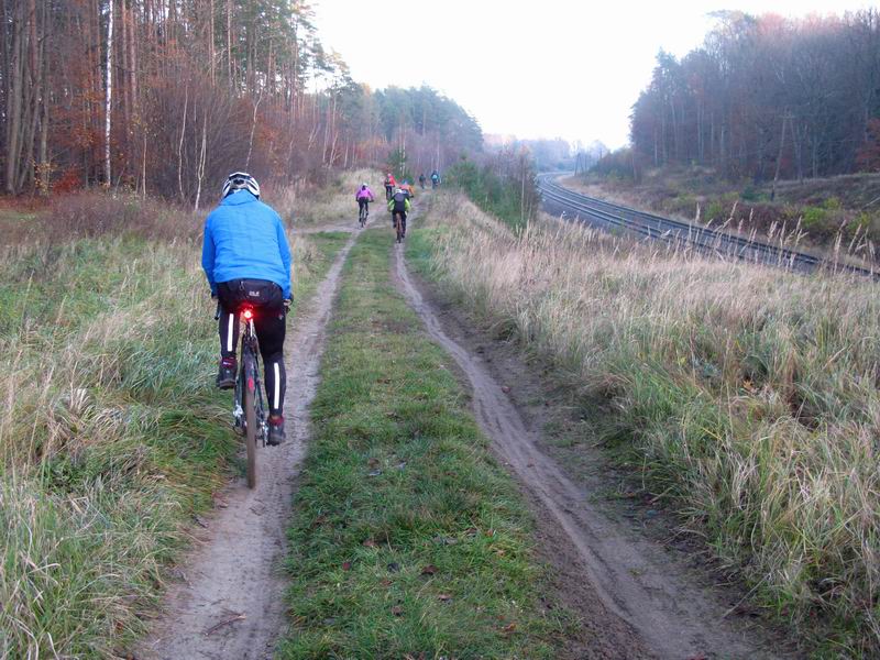 Грунтовка вдоль железки.