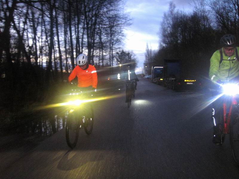 Выехали на асфальт у Экопэта. На фото Гаврил Зыков, Александр Муравьёв и присоединившийся на проспекте Победы Андрей Кокоткин