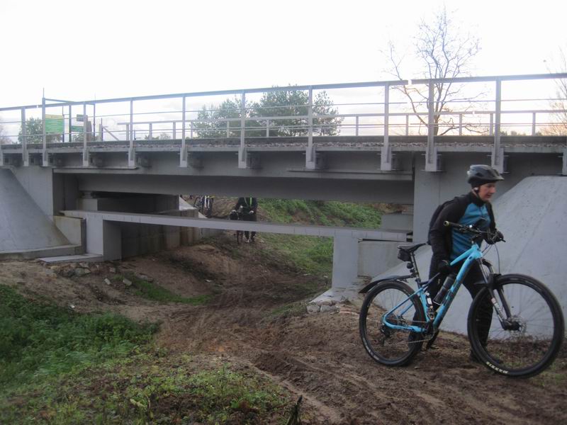 Пересекаем железную дорогу и пересохший Калининградский Отводной канал