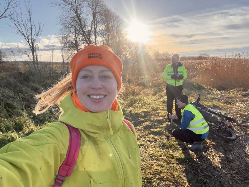 Людмила Денисова на фоне Алексея Сажина и Сергея Мезенова