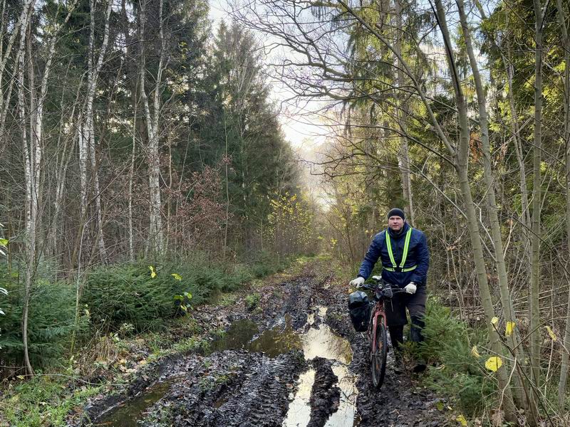 Фёдор Щербина обходит лужу