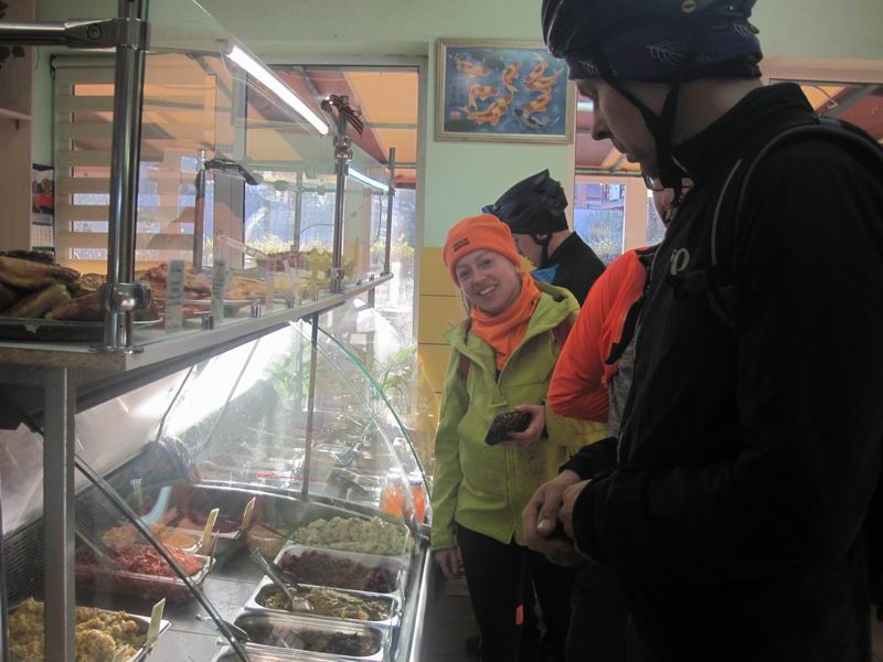 Обеденная остановка в кафе 'Максимка'