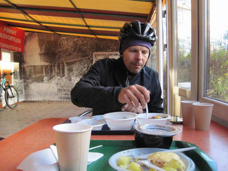 Александр Муравьёв ест