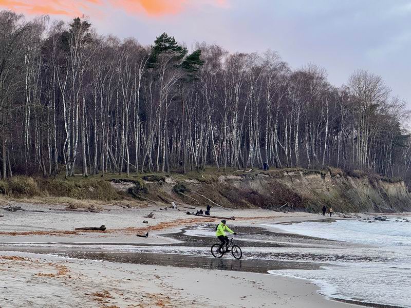 Александр Муравьёв катается по пляжу
