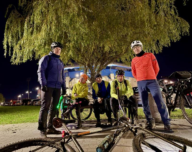 Финиш у дворца спорта 'Янтарный'. Все, кто выжил: Александр Овчинников, Людмила Денисова, Сергей Мезенов, Александр Муравьёв, Гаврил Зыков