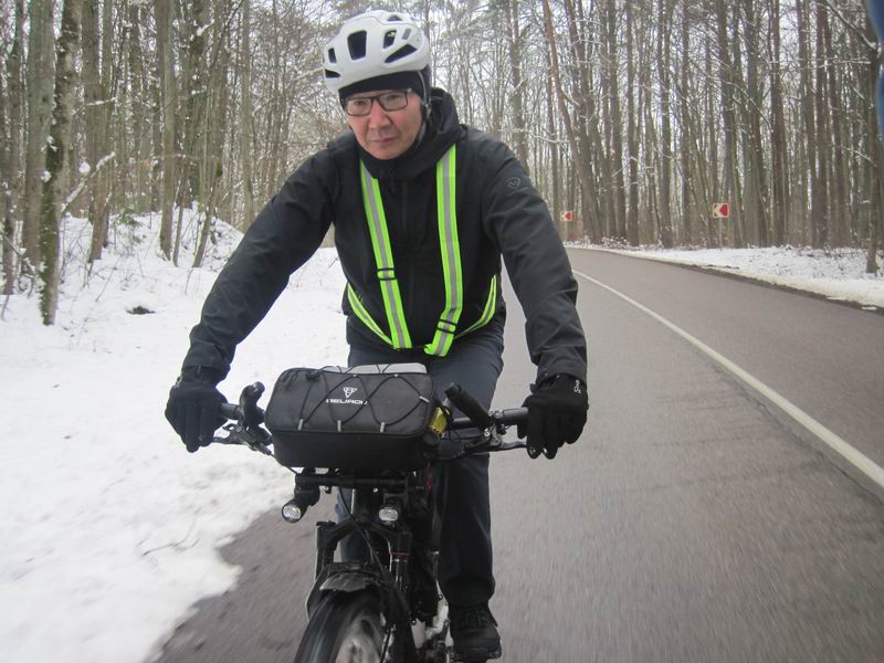 Гаврил Зыков едет по дороге через Песчаный лес