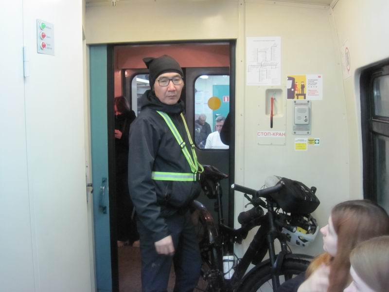 Едем в поезде домой