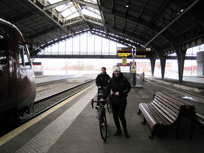 Калининград. Южный вокзал. Стелла и Артём Виговские идут на посадку в поезд