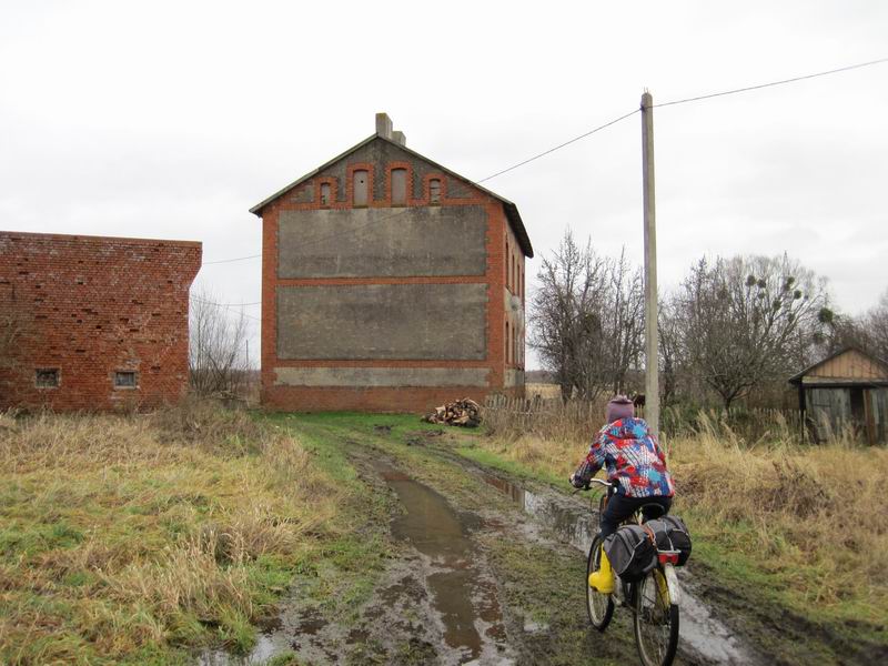 Подъезжаем к одиноко стоящему многоквартирному двухъетажному дому