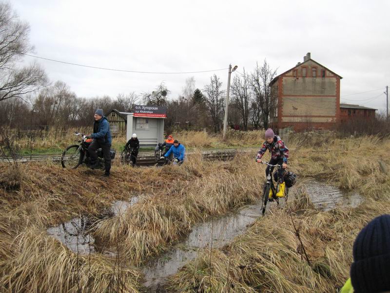 Сразу за железной дорогой начались лужи